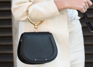50代の女性はフォーマルでも使えるシンプルで上品なバッグが使いやすい