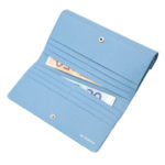 開け閉めが簡単でさっと取り出せる、大容量の使いやすいかぶせ蓋(ふた)長財布