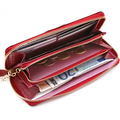 大容量の長財布はお札を折らずに入れることができるので使いやすい